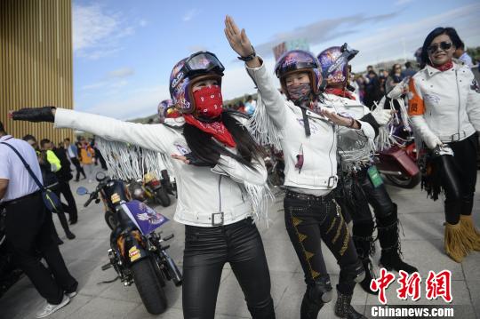 圖為女車手賽前隨著音樂熱身?！⑽娜A 攝