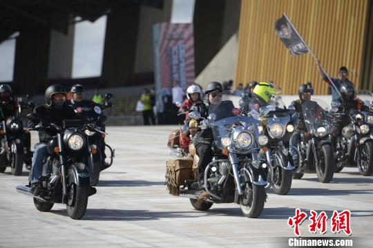 圖為動力機車隊伍整裝待發(fā)?！⑽娜A 攝
