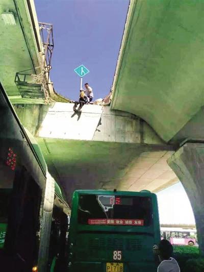 女學(xué)生等一夜沒見到男友跳橋 公交車停車