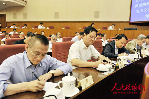 常委們認(rèn)真聽取劉延?xùn)|作關(guān)于“促進(jìn)社會(huì)主義文藝繁榮發(fā)展”的報(bào)告