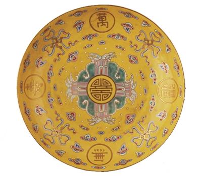 黃地粉彩描金萬(wàn)壽無(wú)疆盤(pán)。