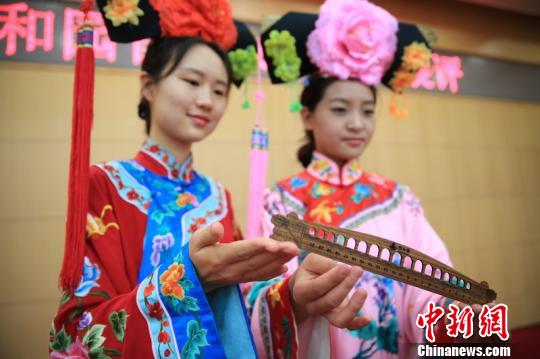 首屆北京頤和園特色旅游文創(chuàng)產(chǎn)品展評(píng)，30日在京揭曉。經(jīng)過(guò)專家團(tuán)評(píng)審，十七孔橋御尺獲得第一名。圖為木質(zhì)的十七孔橋御尺?！≡尽z