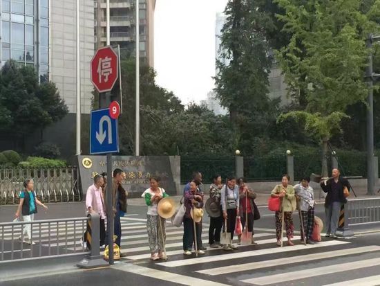成都交通標(biāo)志現(xiàn)未讀小紅點(diǎn) 交警:涉私改交通標(biāo)志