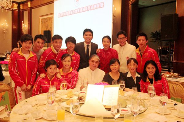 霍震霆委員（前左三）與內(nèi)地奧運(yùn)精英代表團(tuán)在一起。