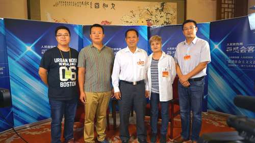 全國政協(xié)副主席劉曉峰（中）親切看望并慰問報(bào)道組工作人員并合影留念
