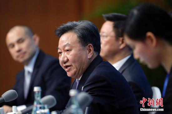 圖為姜增偉在會(huì)上回答記者提問。 <a target='_blank' href='http://www.chinanews.com/'>中新社</a>記者 盛佳鵬 攝