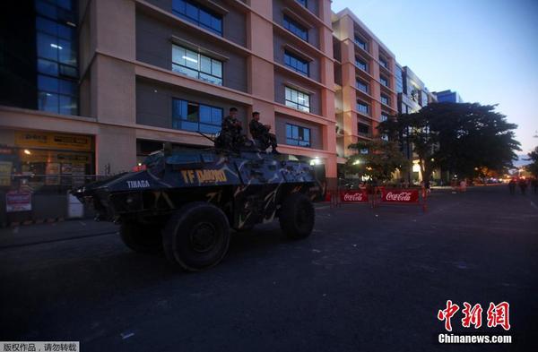 阿貝拉在一份聲明中稱，目前尚無人出面表示對事件負(fù)責(zé)，民眾最好不要妄加猜測，同時避免前往人群密集的地方。圖為事發(fā)地點警方的裝甲車。