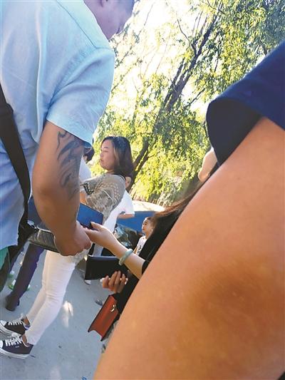 違章繳費(fèi)排長(zhǎng)隊(duì) 黃牛趁機(jī)攬客