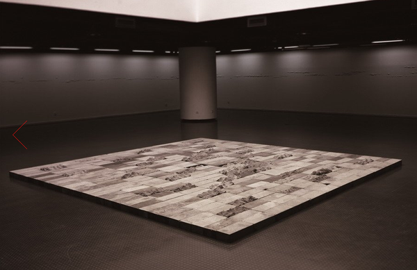 譚勛，《24.2㎡》，500x480cm，青磚，2012