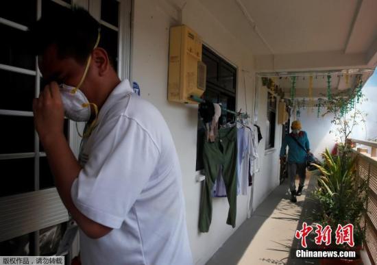 目前，所有出現(xiàn)癥狀，以及伴侶為確診病患的孕婦，都可免費(fèi)接受寨卡病毒檢驗(yàn)。國(guó)外研究顯示，孕婦若感染寨卡，約1%至13%的胎兒會(huì)出現(xiàn)小頭畸形癥。