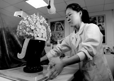 9月5日，文物保護(hù)工作者在陜西省文物保護(hù)研究院展示隋煬帝蕭后冠仿制品。