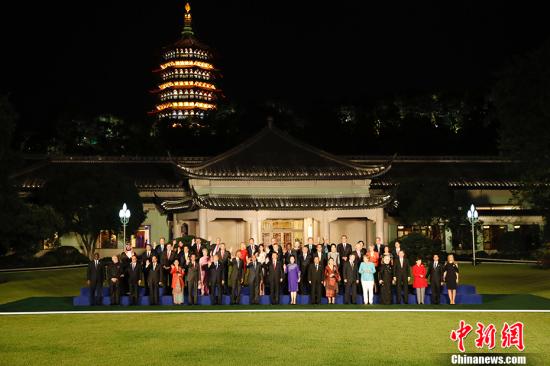 9月4日，國(guó)家主席習(xí)近平和夫人彭麗媛在杭州西子賓館舉行宴會(huì)，歡迎出席二十國(guó)集團(tuán)領(lǐng)導(dǎo)人杭州峰會(huì)的外方代表團(tuán)團(tuán)長(zhǎng)及所有嘉賓。圖為習(xí)近平和彭麗媛同外方代表團(tuán)團(tuán)長(zhǎng)及其配偶在室外草坪合影留念。 <a target='_blank' href='http://www.chinanews.com/'>中新社</a>記者 盛佳鵬 攝