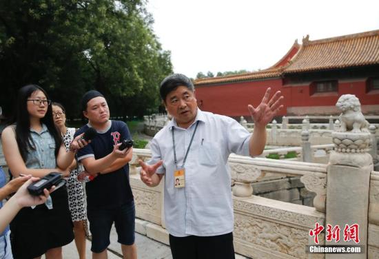 7月25日，故宮博物院院長單霽翔召開新聞發(fā)布會，詳解故宮排水系統(tǒng)營造與維護中的“工匠精神”，并帶領(lǐng)記者參觀故宮排水設(shè)施。 中新社記者 杜洋 攝