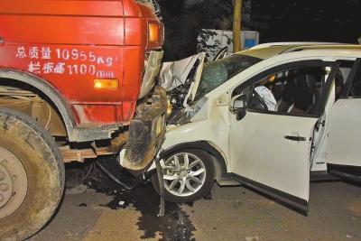 鄭州醉駕男子連撞兩車打罵交警 噴辣椒水也無濟(jì)于事