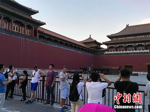 游客在故宮午門外拍照。中新網記者 宋宇晟 攝