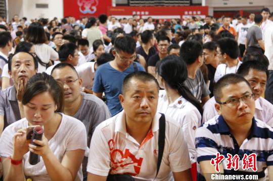 不少無錫市民仍在觀望，希望房價(jià)回歸理性?！O權(quán) 攝