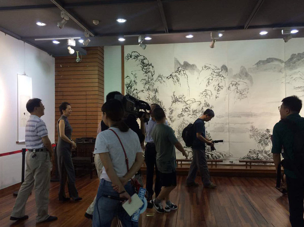 觀(guān)眾在《馬可波羅中國(guó)行》作品前