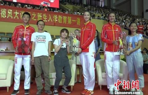 三位奧運(yùn)健將返回母校，令南京師范大學(xué)的同學(xué)們?nèi)珗鍪Э兀R聲大喊偶像名字?！±铉?攝
