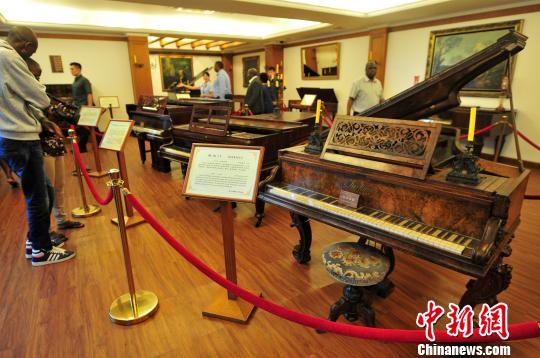 9月9日，許多中外游客來到位于廈門鼓浪嶼的鋼琴博物館參觀?！埍蟆z
