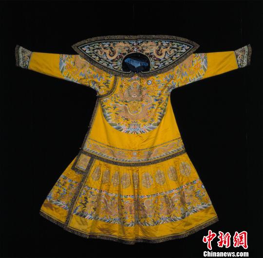 展品：明黃色緞繡彩云金龍紋男夾朝袍?！」蕦m博物院供圖　攝