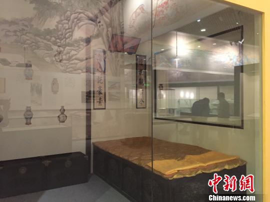 正在布置的展覽一角?！⌒鞐畹t　攝