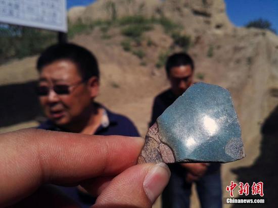 圖為在北庭故城南門西側(cè)城墻出土宋代瓷器碎片。中新社記者 王小軍 攝