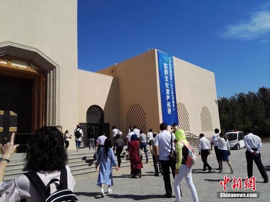 圖為北庭高昌回鶻佛寺遺址吸引游客參觀。中新社記者 王小軍 攝