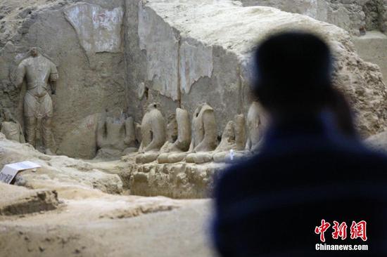 圖為北庭高昌回鶻佛寺遺址吸引游客拍照。中新社記者 王小軍 攝
