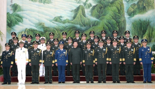 這是習(xí)近平接見武漢聯(lián)勤保障基地領(lǐng)導(dǎo)班子成員和各聯(lián)勤保障中心主要領(lǐng)導(dǎo)，并同大家合影留念。