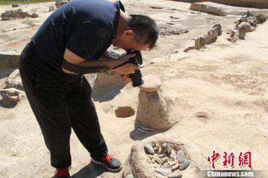 尼勒克吉仁臺(tái)“聚落遺址”現(xiàn)場(chǎng)。朱景朝 攝