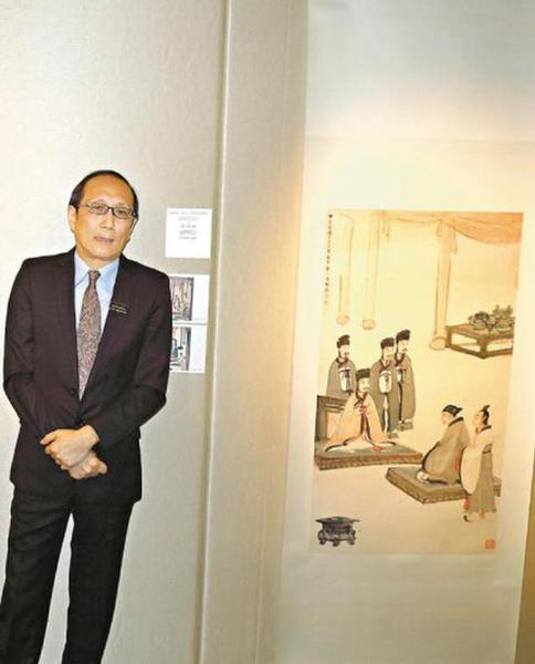 張超群介紹本次拍賣會的珍品。圖右為傅抱石的《鄭莊公見母》，該畫取自春秋時代的典故。 殷翔 攝
