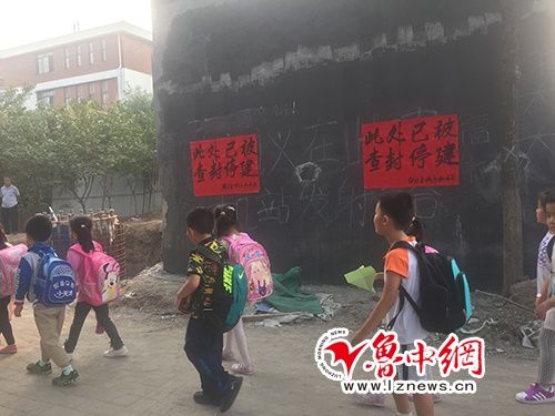 據(jù)目測，基站選址距離祥瑞園小學(xué)一座教學(xué)樓約二三十米，“大坑”周圍沒有圍擋措施