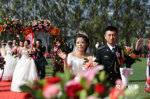 央廣網(wǎng)9月21日消息（陳實一 肖云艦） 攜手軍旅強軍追夢，情定山城永結(jié)同心。9月20日，火箭軍某部為50對新人隆重舉辦了“緣定火箭軍.共筑強軍夢”集體婚禮。婚禮現(xiàn)場，一個個浪漫的鏡頭，一組組溫馨的畫面，將50對新人最難忘的青春在記憶深處定格。