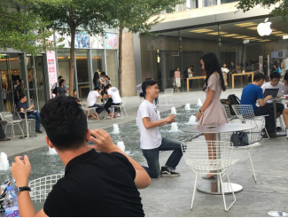 IT男為阻止女友買iphone7，當(dāng)場下跪1