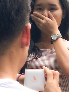 IT男為阻止女友買iphone7，當(dāng)場下跪2
