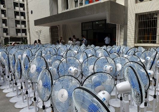 ↑9月22日，在發(fā)生甲醛超標(biāo)的廣東財(cái)經(jīng)大學(xué)“30棟”學(xué)生宿舍樓前，大量落地電風(fēng)扇等待被發(fā)放，用以幫助宿舍內(nèi)通風(fēng)。 新華社記者 梁旭 攝