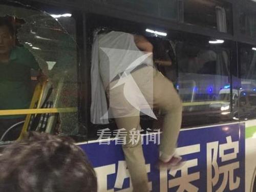 上海長江隧道內(nèi)一公交車遭鋼管襲擊 司機(jī)受傷