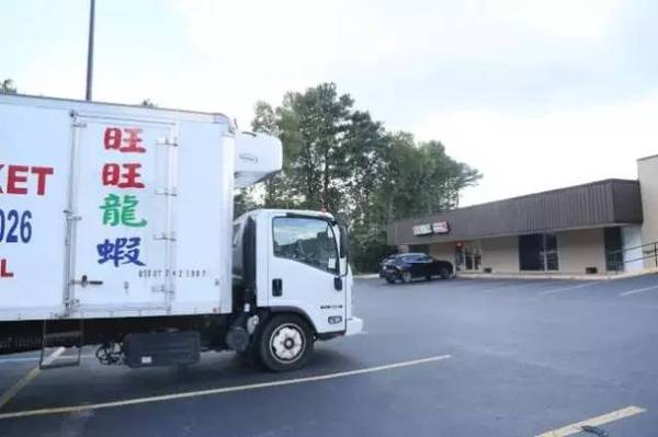 嗯，這就是她家的店，她的家距離這里有大約20分鐘車程。