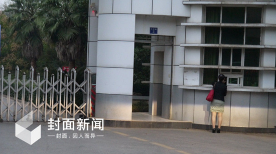 9月27日早上6時15分，牟其中唯一指定代理人夏宗偉登記進入洪山監(jiān)獄接牟其中。