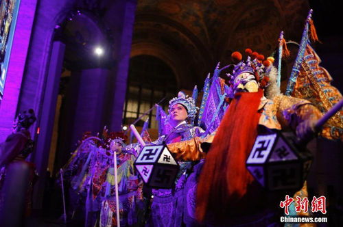 當(dāng)?shù)貢r(shí)間9月27日晚，華美協(xié)進(jìn)社90周年慶典晚宴在紐約舉行，來(lái)自北京的京劇藝術(shù)家演出了一場(chǎng)融合了搖滾、說(shuō)唱的京劇跨界秀獲得現(xiàn)場(chǎng)賓朋喝彩。 中新社記者 廖攀 攝