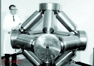 霍爾和當(dāng)時(shí)的HPHT鉆石合成機(jī)器