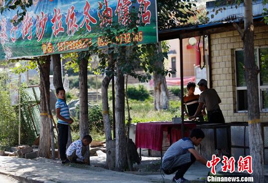 如今沙拉依冬？巴吾冬當(dāng)起了老板，雇傭四個(gè)小伙干活?！⊥跣≤?攝
