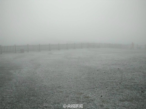 10月3日中午，長白山下起了今年入秋以來的第一場雪，預(yù)計今天下午還可能有一個降雪過程。 @央視新聞 圖