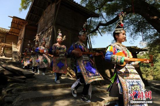 10月3日，烏公侗寨少女身著盛裝慶祝燒魚(yú)節(jié)。 <a target='_blank' href='http://www.chinanews.com/'>中新社</a>記者 賀俊怡 攝