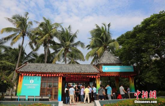 10月1日，海南三亞，海南省旅游咨詢服務(wù)中心三亞亞龍灣站、三亞吉陽站、三亞春園站、三亞海月廣場站正式啟用為游客服務(wù)。圖為掩映在椰林中的海南省旅游咨詢服務(wù)中心三亞亞龍灣站。<a target='_blank' href='http://www.chinanews.com/'>中新社</a>記者 尹海明 攝