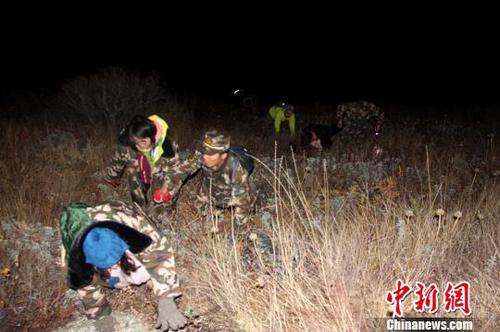 邊防官兵帶領(lǐng)游客走出山崖?！∈瘯岳ぁz