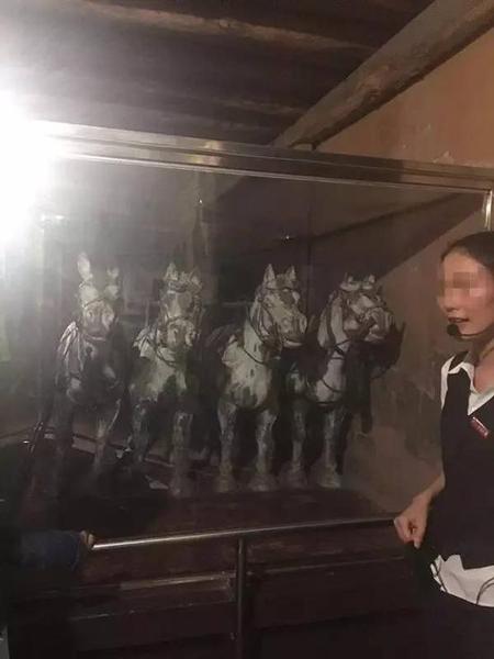 世界八大奇跡館展品：兵馬俑銅車馬（旁邊這位工作人員是真人?。? longdesc=