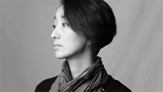 　　向京：1968年生于北京，1995年畢業(yè)于中央美術(shù)學(xué)院雕塑系。1999-2007年任上海師范大學(xué)美術(shù)學(xué)院雕塑工作室教師，后搬回北京