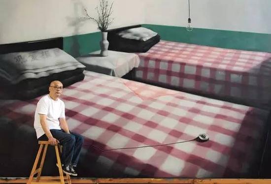 　　張曉剛在北京工作室，背后是他的作品《綠墻：兩張單人床》（300x500cm, 2008）（圖片來(lái)自Wmagazine）