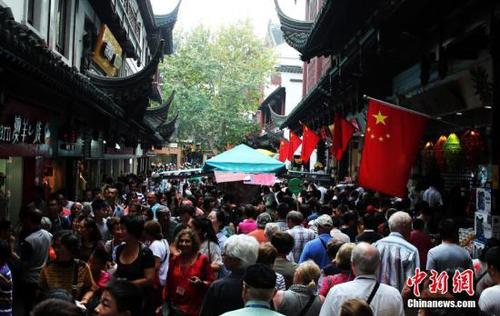資料圖：10月3日，上海各景點(diǎn)迎來(lái)大客流，城隍廟游人如織，秩序井然。 <a target='_blank' href='http://www.chinanews.com/'>中新社</a>記者 湯彥俊 攝